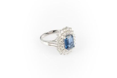 Bague en or gris sertie d'un saphir pesant...