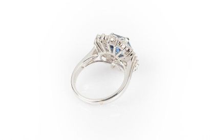 Bague en or gris sertie d'un saphir pesant...