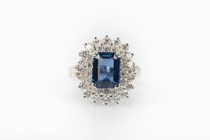 Bague en or gris sertie d'un saphir pesant...