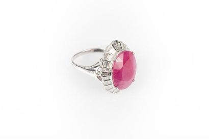 Importante bague en or gris sertie d'un rubis...