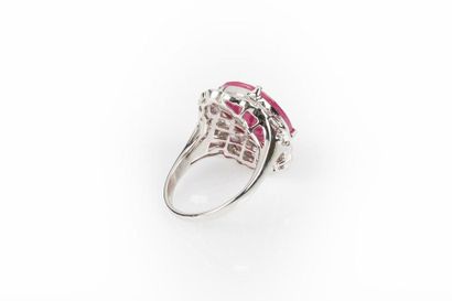 Importante bague en or gris sertie d'un rubis...