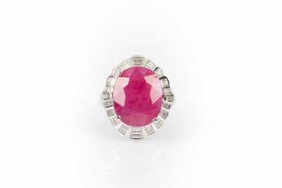 Importante bague en or gris sertie d'un rubis...