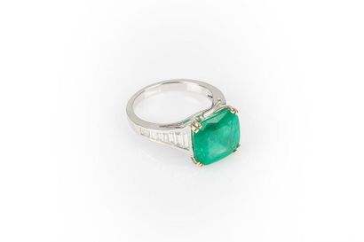 Bague en or gris sertie d'une émeraude (probablement...