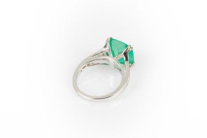 Bague en or gris sertie d'une émeraude (probablement...