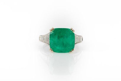 Bague en or gris sertie d'une émeraude (probablement...