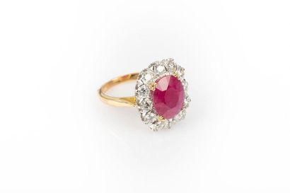 Bague en or de deux tons sertie d'un rubis...
