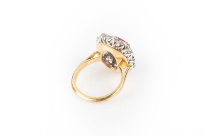 Bague en or de deux tons sertie d'un rubis...