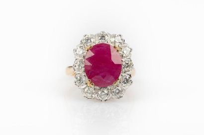 Bague en or de deux tons sertie d'un rubis...