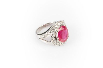 Bague en or gris sertie d'un rubis ovale...