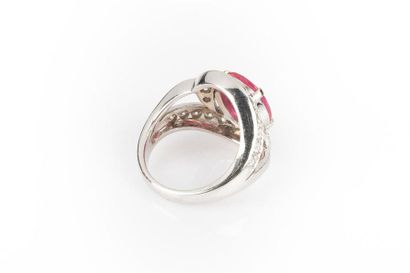 Bague en or gris sertie d'un rubis ovale...