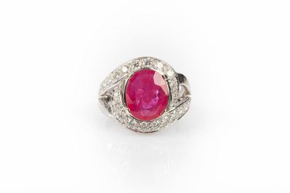Bague en or gris sertie d'un rubis ovale...