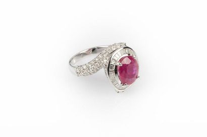 Bague en or blanc sertie d'un rubis ovale...