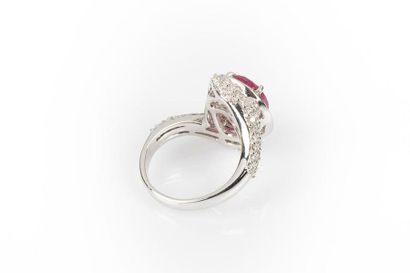 Bague en or blanc sertie d'un rubis ovale...