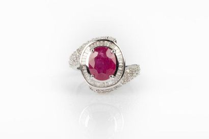 Bague en or blanc sertie d'un rubis ovale...