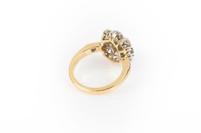 Bague en or de deux tons sertie d'un diamant...