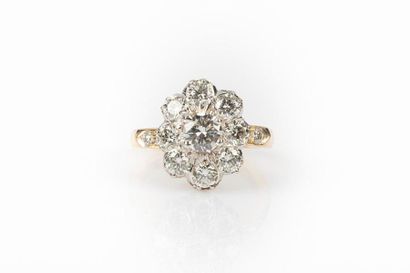Bague en or de deux tons sertie d'un diamant...