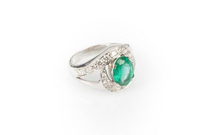 Bague en or gris sertie d'une émeraude ovale...
