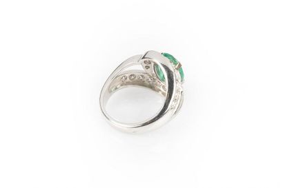 Bague en or gris sertie d'une émeraude ovale...