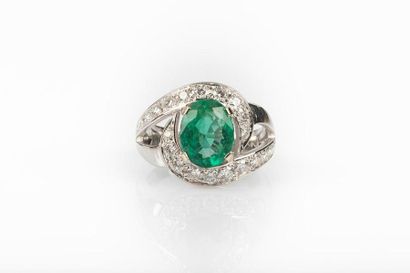 Bague en or gris sertie d'une émeraude ovale...