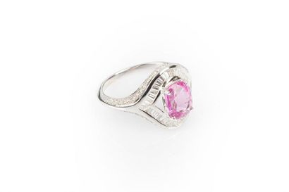 Bague en or gris sertie d'un saphir rose...