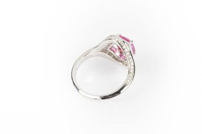 Bague en or gris sertie d'un saphir rose...