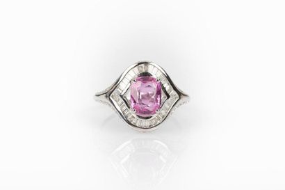 Bague en or gris sertie d'un saphir rose...