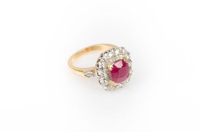 Bague en or de deux tons sertie d'un rubis...