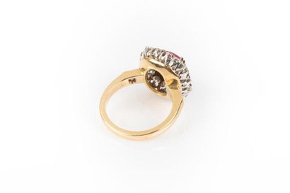 Bague en or de deux tons sertie d'un rubis...