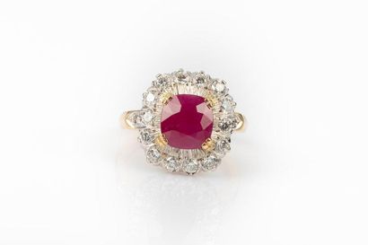 Bague en or de deux tons sertie d'un rubis...