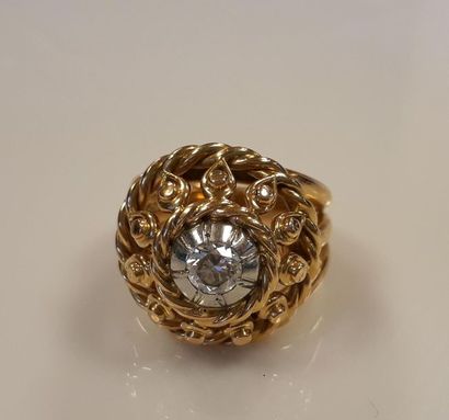 Bague dôme rayonnante en or rose ajourée...