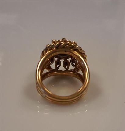 Bague dôme rayonnante en or rose ajourée...