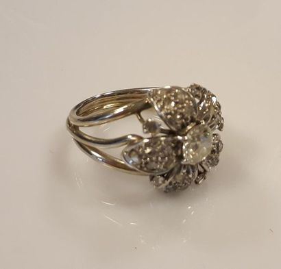 Bague fleur en or gris sertie d'un diamant...