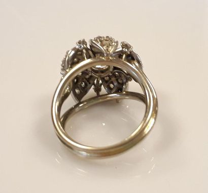 Bague fleur en or gris sertie d'un diamant...