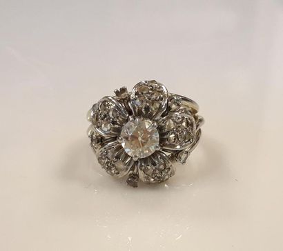 Bague fleur en or gris sertie d'un diamant...