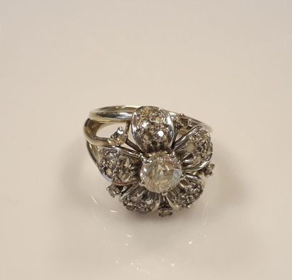 Bague fleur en or gris sertie d'un diamant...