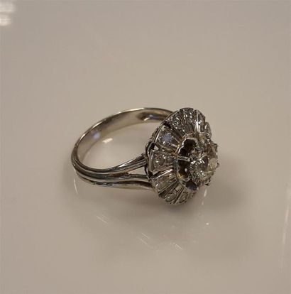 Bague marguerite en platine et or gris sertie...