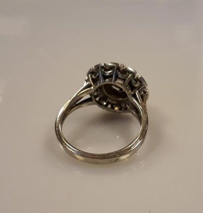 Bague marguerite en platine et or gris sertie...