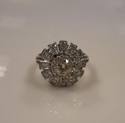 Bague marguerite en platine et or gris sertie...