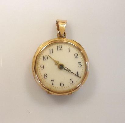 Montre de col en or gravé de rinceaux fleuris....