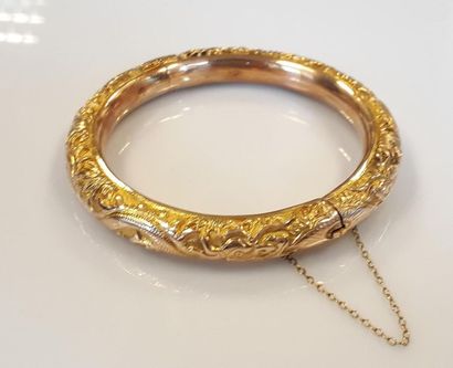 Bracelet rigide ouvrant en or ciselé de dragons....