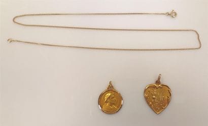 Chaîne en or, médaille coeur et médaille...