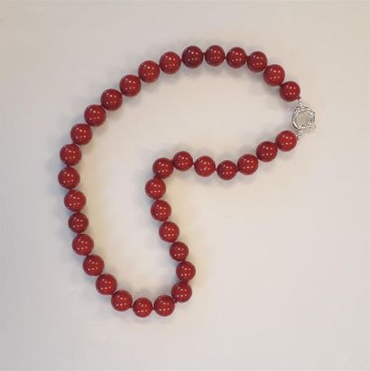Collier fantaisie teinté corail, fermoir...