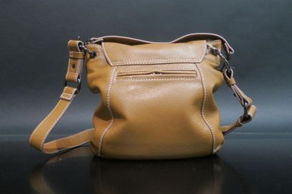 MAC DOUGLAS. Sac besace en cuir grainé camel....