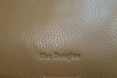 MAC DOUGLAS. Sac besace en cuir grainé camel....