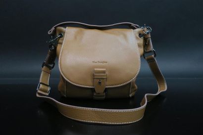 MAC DOUGLAS. Sac besace en cuir grainé camel....