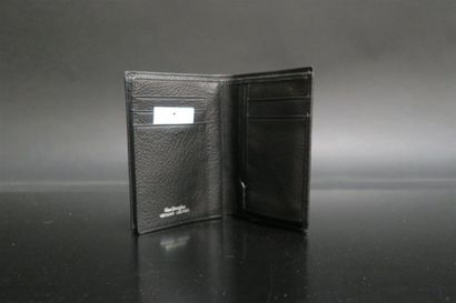 MAC DOUGLAS. Porte-cartes en cuir grainé...