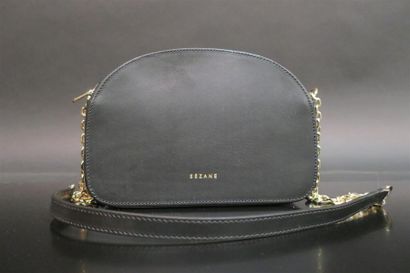 SEZANE. Sac en cuir lisse noir avec sa bandoulière...