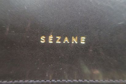 SEZANE. Sac en cuir lisse noir avec sa bandoulière...