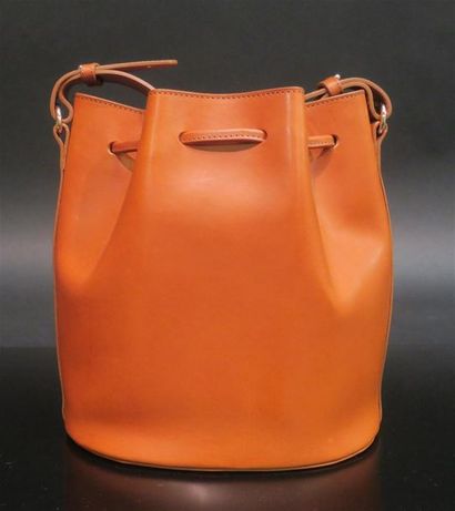 SEZANE. Sac sceau en cuir lisse camel. N...