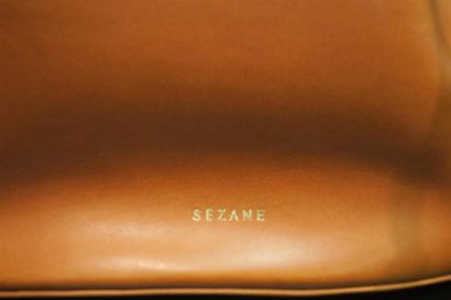 SEZANE. Sac sceau en cuir lisse camel. N...